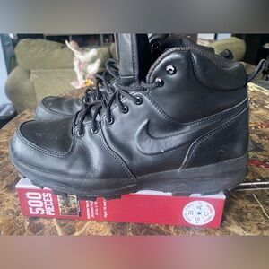 Nike Manoa Black Leather Boots with Monochromatic Design